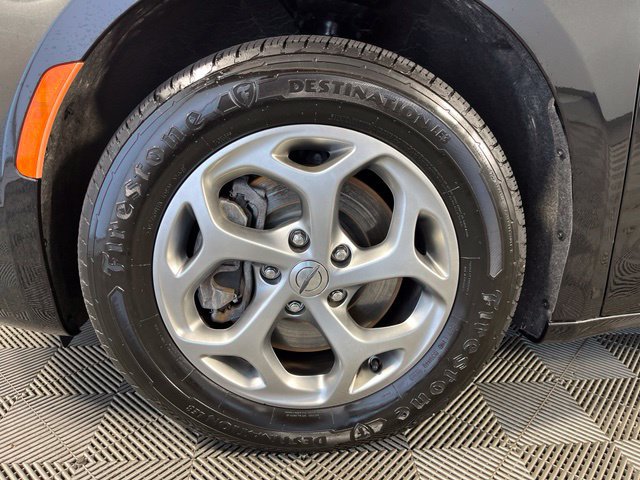 Used 2023 Chrysler Pacifica Limited AWD/4WD image 10