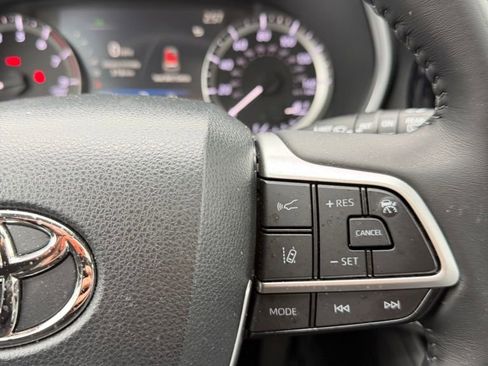 Used 2023 Toyota Highlander XLE image 19