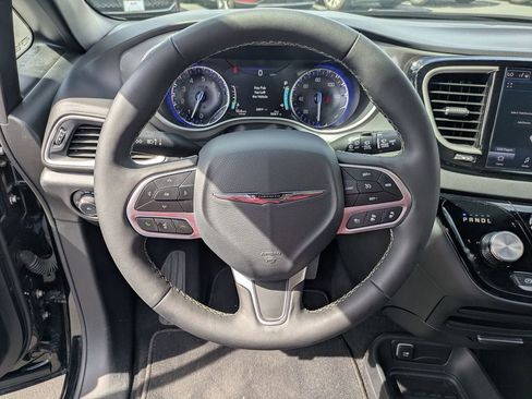 Used 2025 Chrysler Pacifica Select image 18