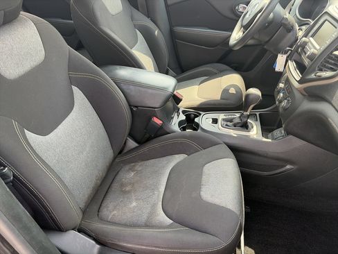 Used 2016 Jeep Cherokee Sport FWD image 33