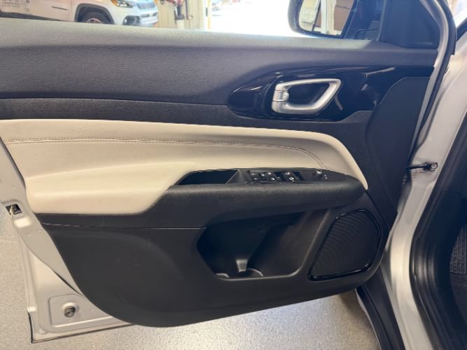 Used 2025 Jeep Compass Limited AWD/4WD image 8