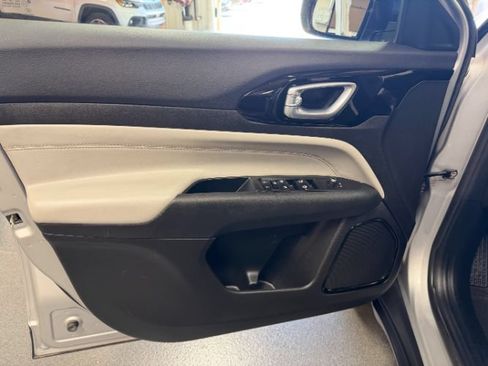 Used 2025 Jeep Compass Limited AWD/4WD image 8