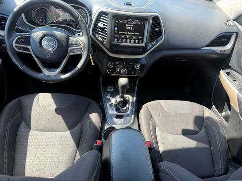 Used 2017 Jeep Cherokee Latitude w/ Cold Weather Group AWD/4WD image 39