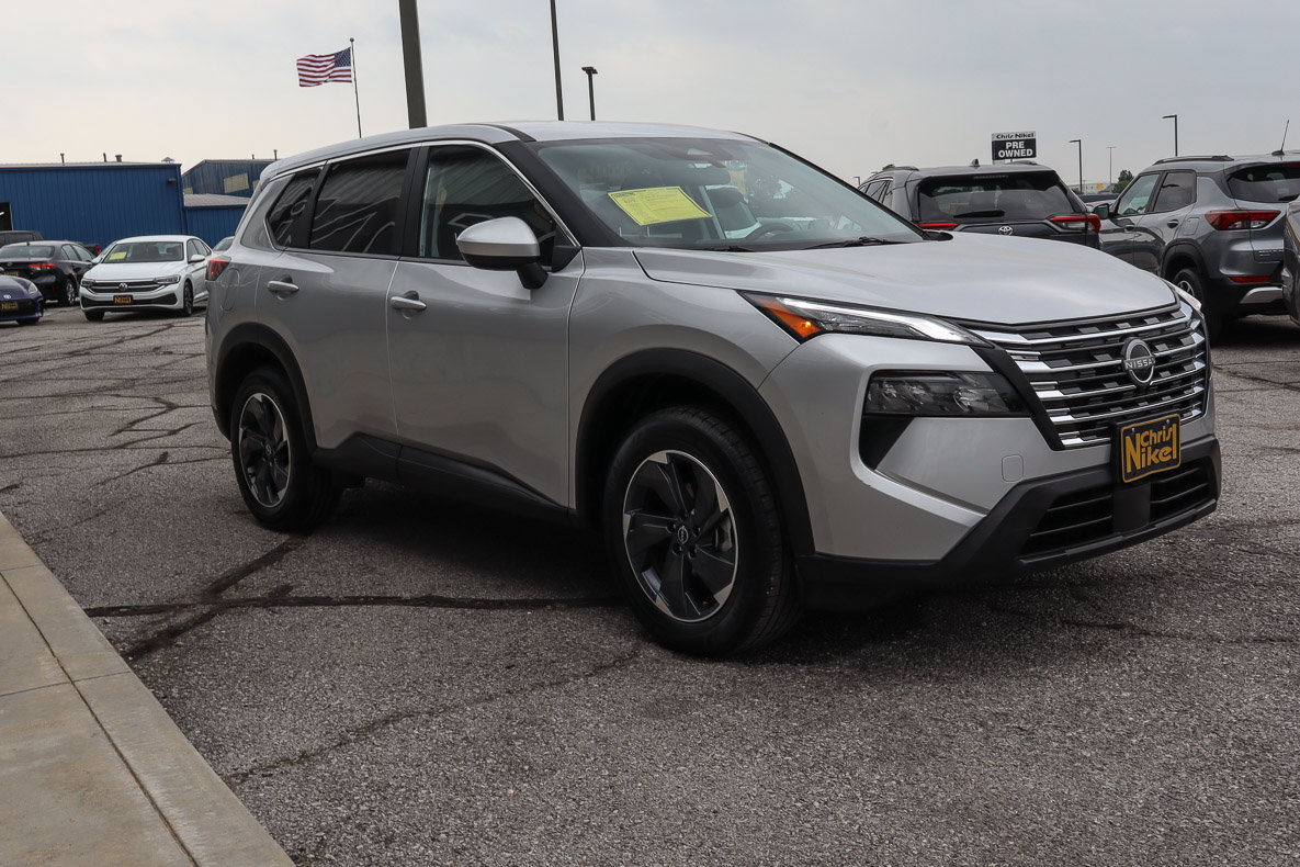 Used 2025 Nissan Rogue SV FWD image 3