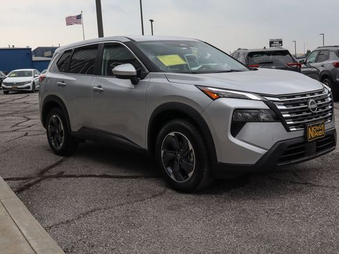 Used 2025 Nissan Rogue SV FWD image 3