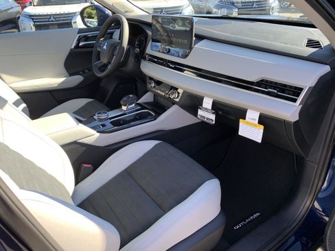 New 2025 Mitsubishi Outlander SE image 26