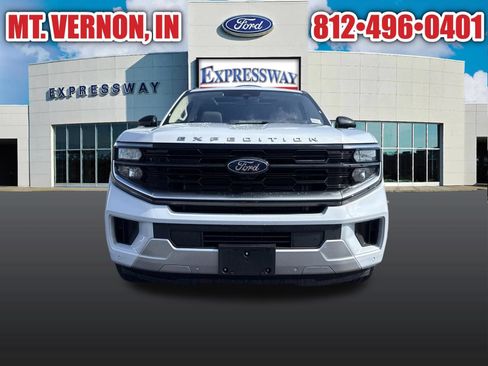 Used 2025 Ford Expedition Platinum w/ Driver's Package AWD/4WD image 2
