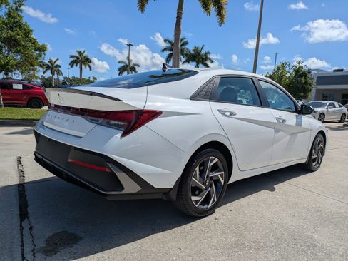 Used 2025 Hyundai Elantra Sport FWD image 4