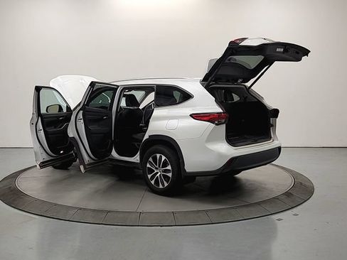 Used 2023 Toyota Highlander XLE FWD image 12