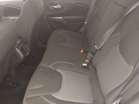 Used 2019 Jeep Cherokee Latitude w/ Popular Appearance Group FWD image 18