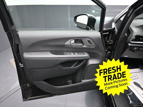 Used 2025 Chrysler Pacifica Select w/ Uconnect Theater Family Group image 20