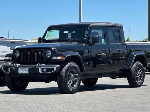 Certified 2025 Jeep Gladiator Sport AWD/4WD image 8