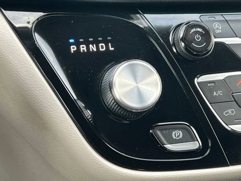 Used 2023 Chrysler Pacifica Touring-L FWD image 28