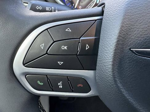 Used 2024 Chrysler Pacifica Touring-L image 23