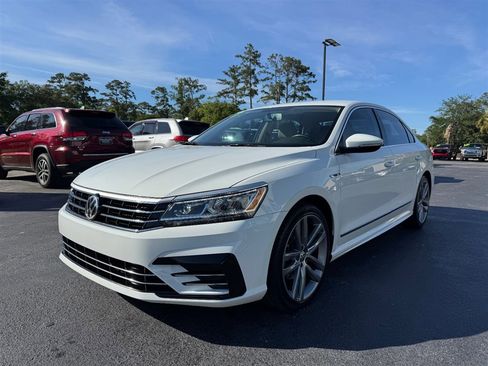 Used 2017 Volkswagen Passat 1.8T R-Line w/ R-Line Lighting Package FWD image 4