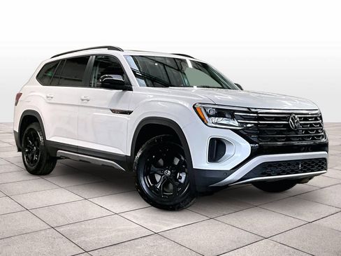 New 2026 Volkswagen Atlas Peak Edition image 2