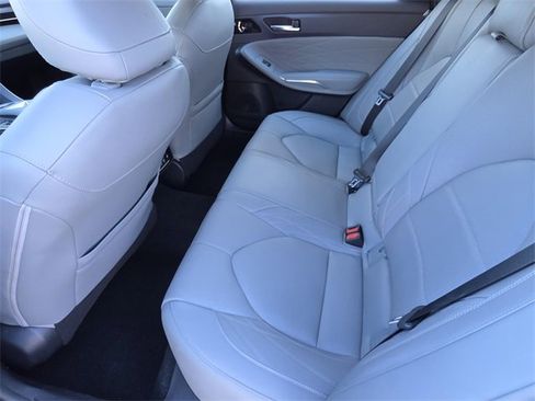 Used 2019 Toyota Avalon Limited image 10