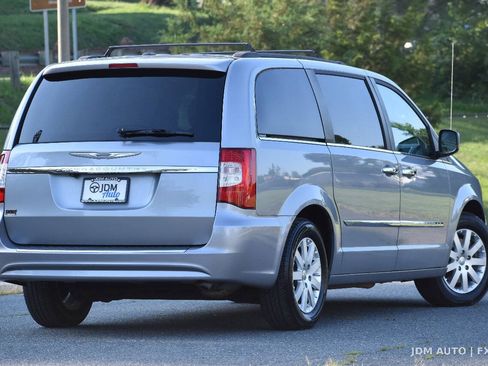 Used 2015 Chrysler Town & Country Touring FWD image 5