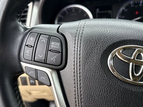 Used 2017 Toyota Highlander Limited image 25