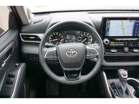 Certified 2021 Toyota Highlander Limited AWD/4WD image 22
