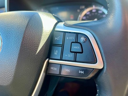 Used 2022 Toyota Highlander XLE image 17