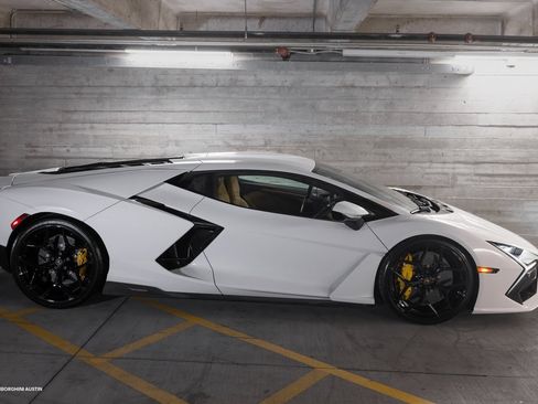 Used 2024 Lamborghini Revuelto image 16
