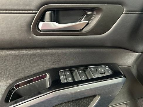 Used 2025 Nissan Pathfinder SL AWD/4WD image 23