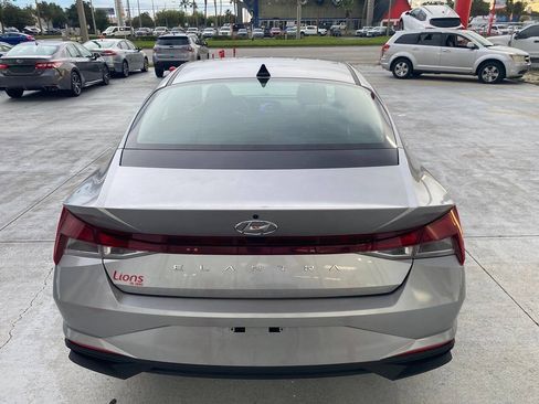 Used 2021 Hyundai Elantra SE FWD image 5