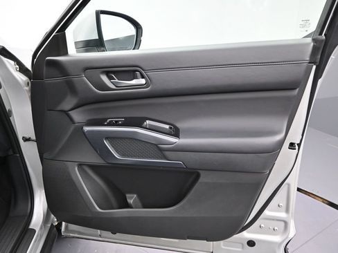 Used 2025 Nissan Pathfinder SL FWD image 7