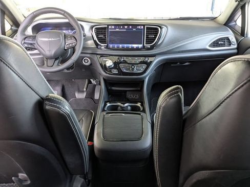 Used 2025 Chrysler Pacifica Limited FWD image 16