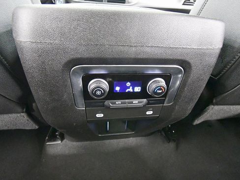 Used 2022 Chevrolet Suburban Z71 image 17