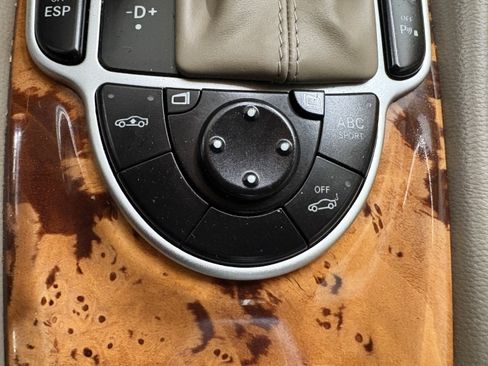 Used 2011 Mercedes-Benz SL 550 image 25