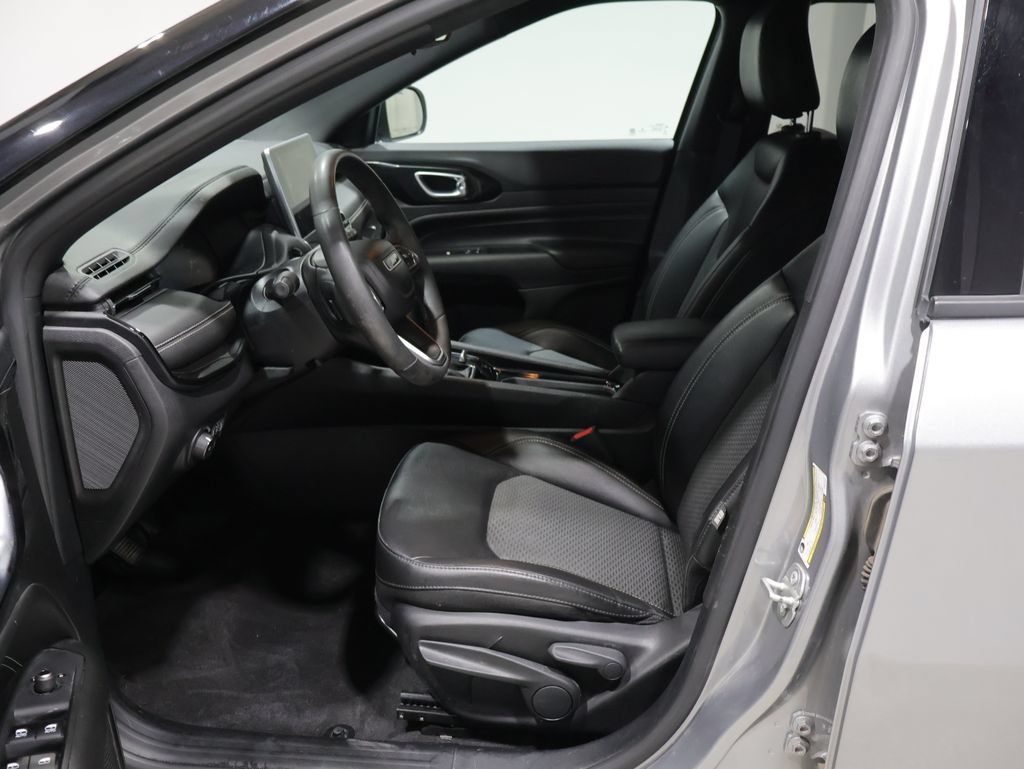 Used 2023 Jeep Compass Latitude AWD/4WD image 9