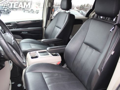 Used 2015 Chrysler Town & Country Touring-L w/ Driver Convenience Group image 11