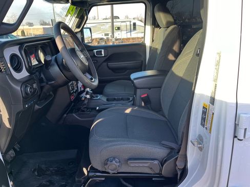 Used 2024 Jeep Wrangler Unlimited image 19