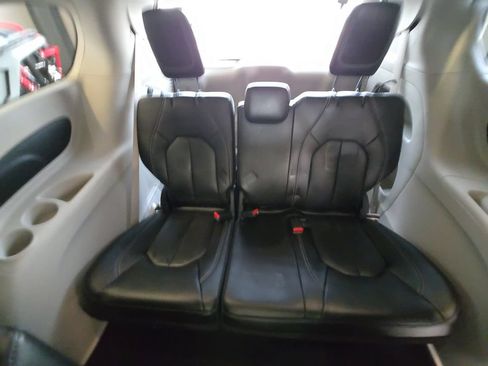 Used 2023 Chrysler Pacifica Touring-L AWD/4WD image 30