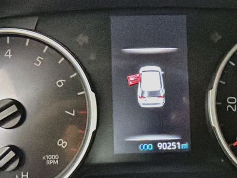 Used 2019 Toyota RAV4 XLE w/ Convenience Package FWD image 18