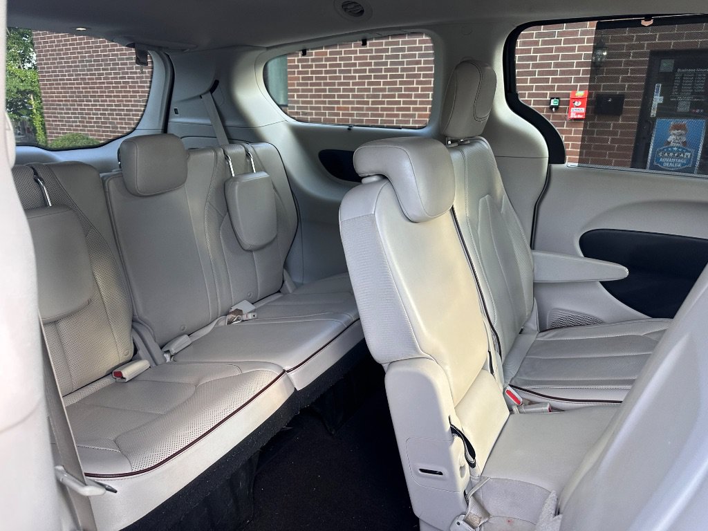 Used 2017 Chrysler Pacifica Limited w/ UConnect Theater Package FWD image 20