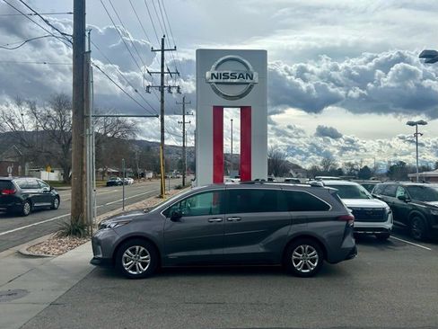 Used 2021 Toyota Sienna XSE w/ XSE Plus Package image 3