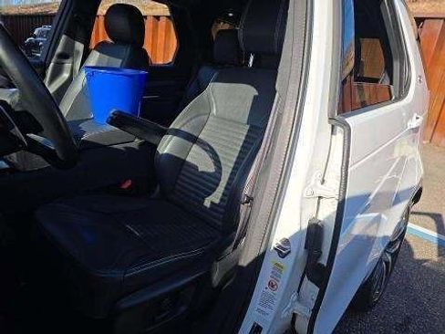 Used 2023 Land Rover Discovery S R-Dynamic image 3