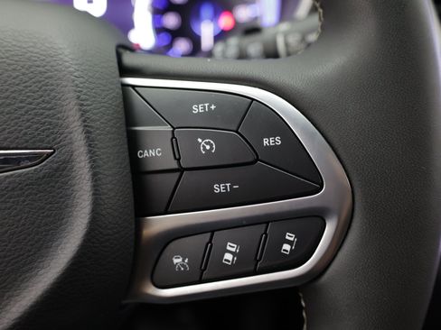 Used 2025 Chrysler Pacifica Select FWD image 28