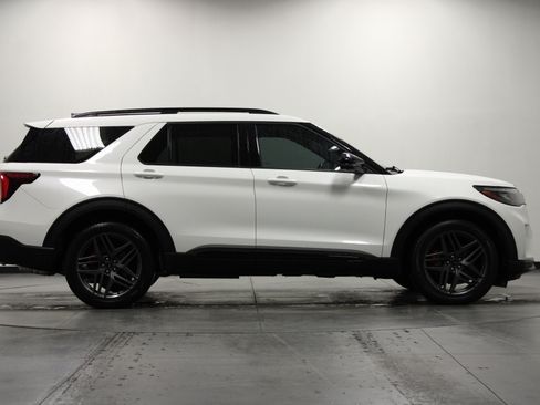 Used 2025 Ford Explorer ST AWD/4WD image 3