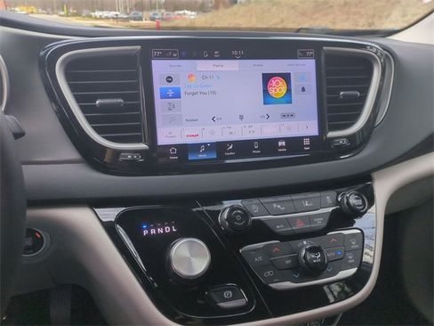 Used 2024 Chrysler Pacifica Touring-L image 35