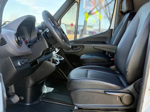 Used 2025 Mercedes-Benz Sprinter 2500 image 12