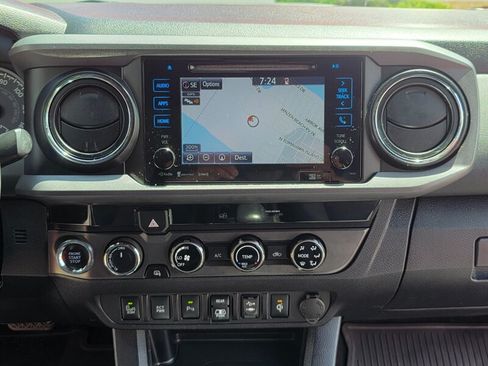Used 2018 Toyota Tacoma TRD Off-Road w/ Technology Package AWD/4WD image 18