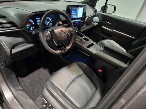 Used 2022 Toyota Sienna XSE w/ XSE Plus Package image 5