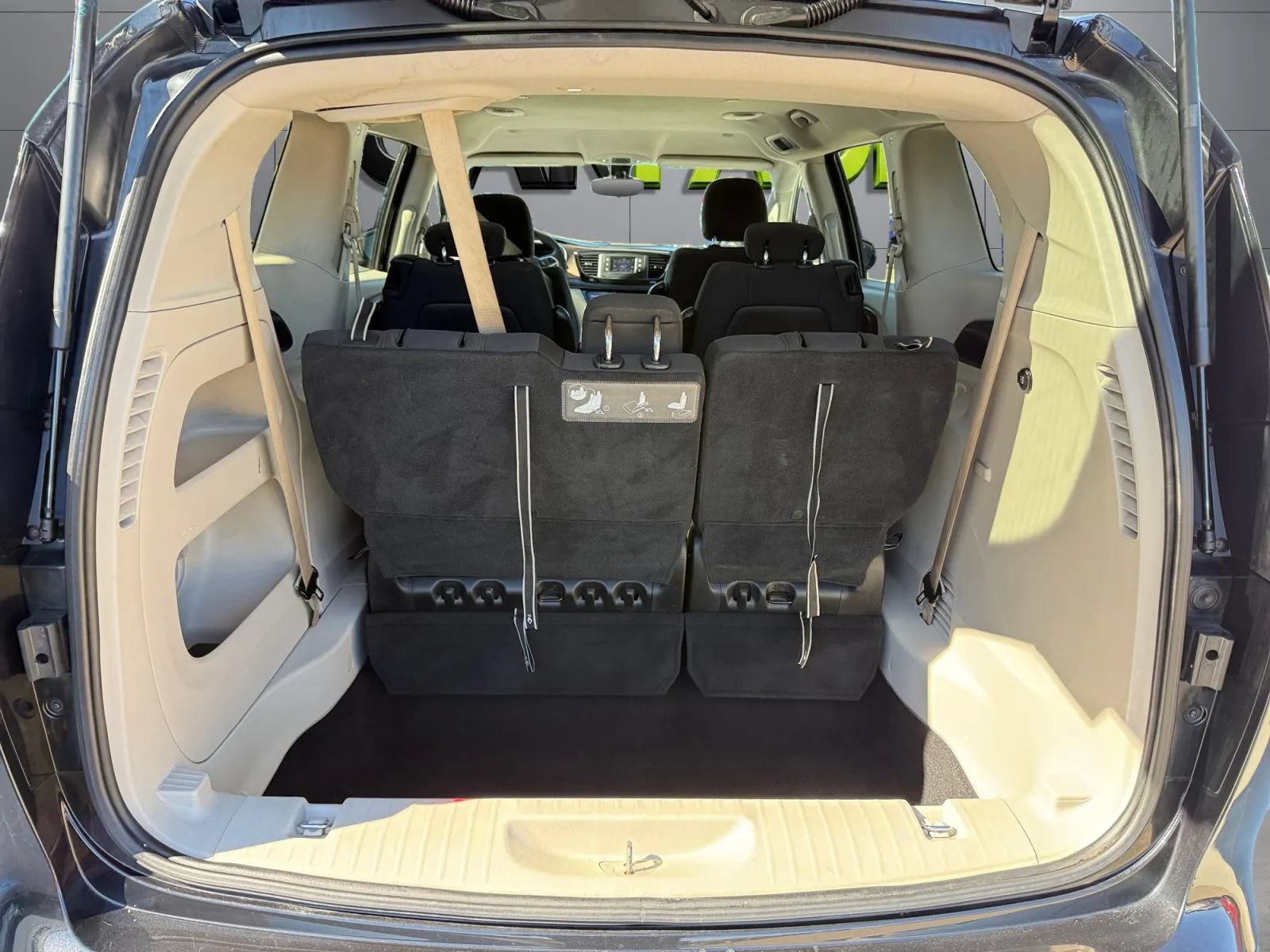 Used 2017 Chrysler Pacifica Touring FWD image 10