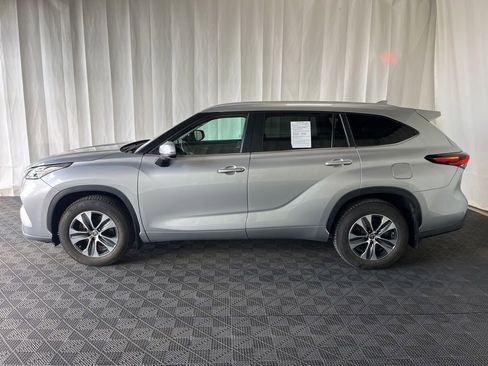 Used 2024 Toyota Highlander XLE AWD/4WD image 29