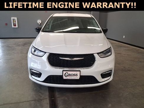 Used 2024 Chrysler Pacifica Touring-L image 3