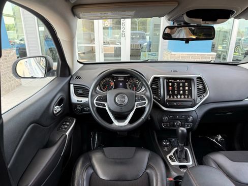 Used 2017 Jeep Cherokee Trailhawk AWD/4WD image 28